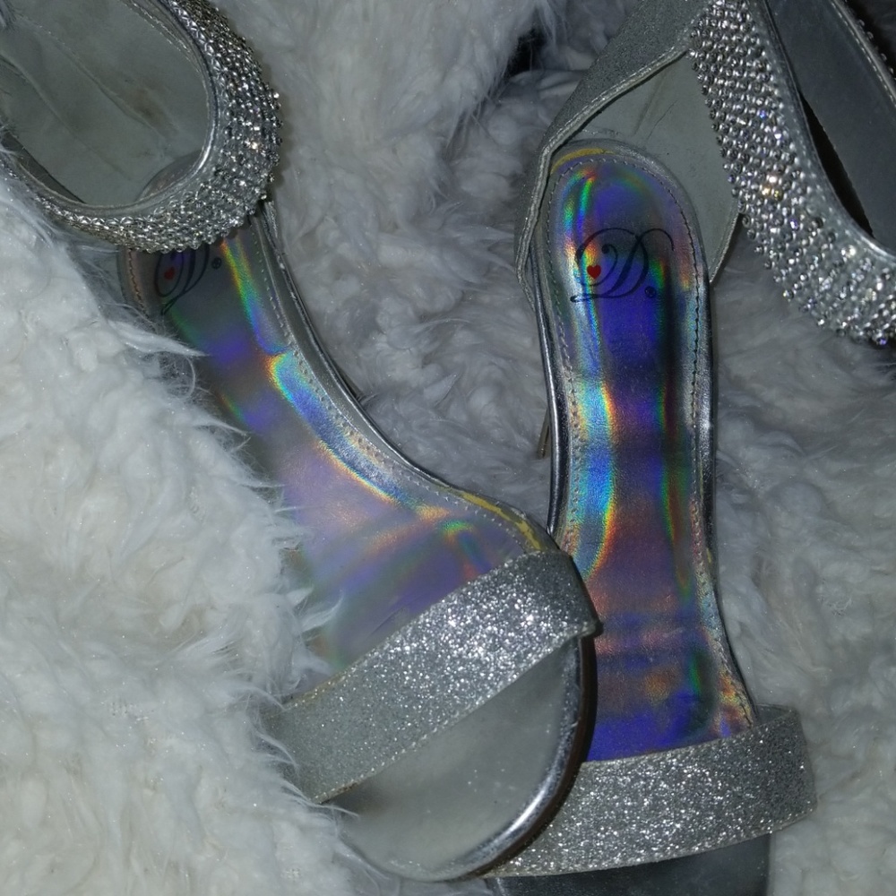 Heels - Picture 2 of 3